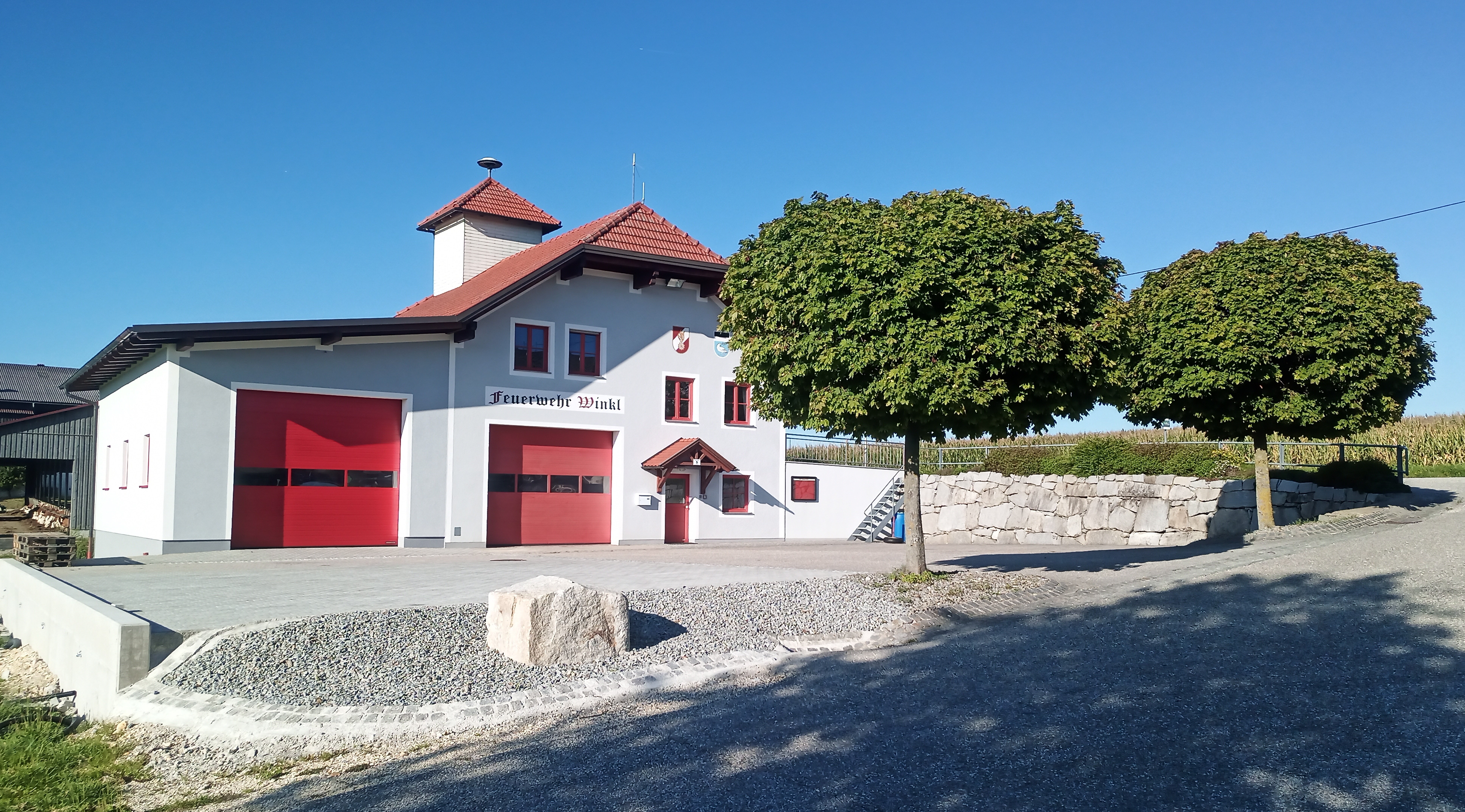 Feuerwehrhaus - mit 2. Fahrzeughalle seit 2023